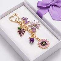 Porte-clés et breloque de sac en métal pour femme, motif marguerite violette, papillon, raisin, fleur, avec fermoir mousqueton en forme de cœur, cadeau