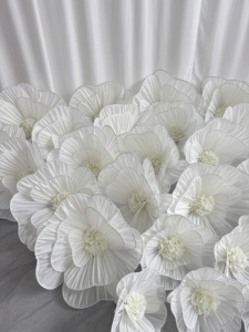 Fleur géante plissée en tissu blanc réaliste de luxe pour toile de fond de scène de mariage, de remise de diplôme, de Thanksgiving, décoration de magasin de détail et de vitrine - Product Image 6