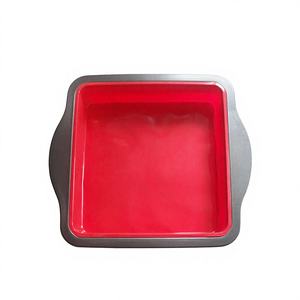 Molde para Pastel Cuadrado de Silicona Roja de 9 Pulgadas con Revestimiento Antiadherente Xylan y Asa de Metal Ecológica - Product Image 1