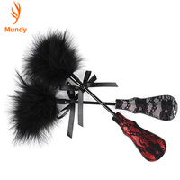 Fouet de fessée double usage en cuir PU avec plumes pour chatouilles, jeu SM pour adultes, jouet sexuel pour femmes, hommes et couples
