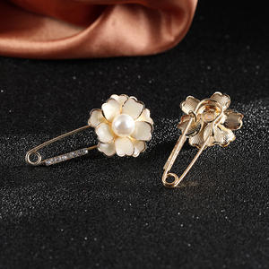 เข็มกลัดคริสตัลรูปดอกไม้ทันสมัย ประดับด้วยเพชรเทียม ตัวเรือนโลหะผสมชุบทอง  สามารถปรับแต่งได้ เหมาะสำหรับทุกเพศ ใช้ได้ทุกวัน ของขวัญสำหรับงานหมั้น - Product Image 4