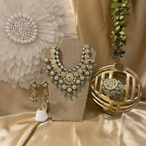 Hermoso Collar de Boda Indio Religioso con Maang Tikka y Juego de Joyería con Aretes, Material de Latón - Product Image 1