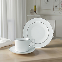 Assiettes de présentation personnalisables à bord noir pour mariage, plats de table en porcelaine blanche et noire