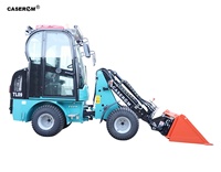 Chargeur télescopique CASER T09, godet de 0,3 m³, moteur Kubota D1105 refroidi par eau, 3 cylindres, pour opérations de chargement en cour.