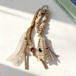 Se aceptan personalizaciones: Dijes para bolsos, accesorios de ropa, mosquetones de aleación de zinc con forma de corazón, cuentas con letras, correas, llaveros largos de encaje estilo princesa - Product Image 4