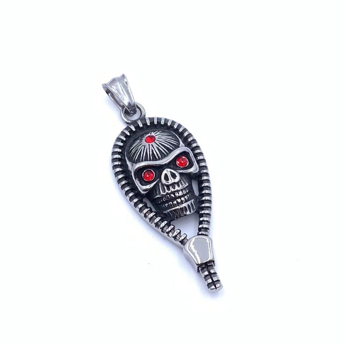 Petit pendentif avec une chaîne de 60 cm de long