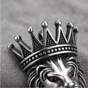 Collar con Colgante de Corona de León de Acero Inoxidable para Hombre, Diseño Geométrico con Ojos Rojos, Engaste Pavé, Accesorio de Joyería Yunnique - Product Image 4