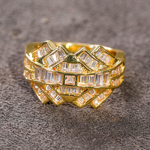 Bague géométrique futuriste en zircon pour femme, bijou de doigt de luxe et tendance - Product Image 1