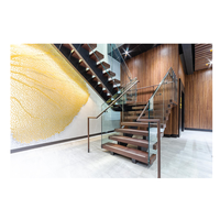 Escalier flottant sur mesure avec supports en acier, marches en chêne fumé, main courante en laiton, balustrade en corde, style nautique