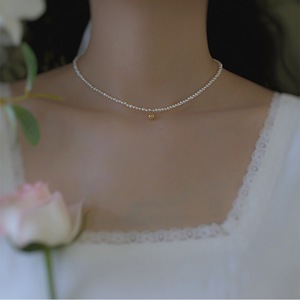 Collier simple et élégant en perles d'eau douce naturelles, chaîne de clavicule en or 14 carats pour femmes - Product Image 1