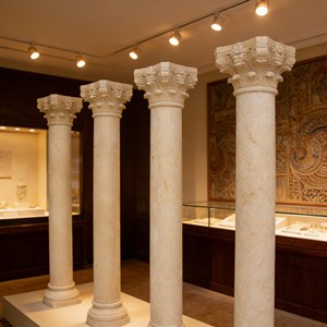 Columna <span class=keywords><strong>de</strong></span> mármol espiral retorcida solomónica tallada a mano, pilar romano <span class=keywords><strong>de</strong></span> piedra natural con capitel corintio para decoración <span class=keywords><strong>de</strong></span> villas y hoteles - Product Image 6