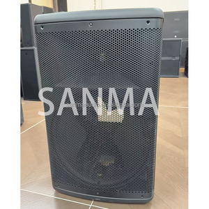 EON715 Haut-parleur PA alimenté au néodyme de 15 pouces pour utilisation mobile par les groupes de musique en tournée - Product Image 1