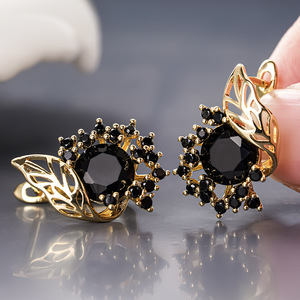 Orecchini a Perno a Forma di Foglia Traforata per Donne, Design Scintillante Nero, Gioielli Eleganti e alla Moda - Product Image 3