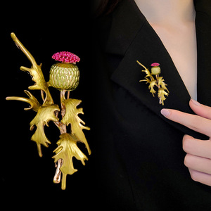 Broche en alliage plaqué or à motif de fleurs de cerisier bleues pour manteaux et costumes pour femmes - Cadeau élégant pour mariage et fête - Product Image 4