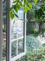 Fenêtres à battants modernes en aluminium à isolation thermique, à ouverture vers l'intérieur/vers l'extérieur, avec barres de vitrage et verre Low-E pour villas