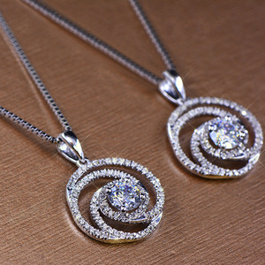 Collana con Ciondolo Rotondo per Donne, Design con Elemento Mobile al Centro, Accessorio da Collo per Uso Quotidiano - Product Image 1