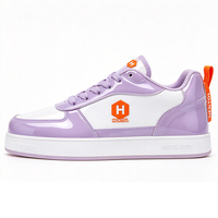 Chaussures de skate OEM personnalisées, baskets brillantes lilas et blanches avec badge orange, chaussures plates