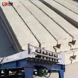 Machine de production de clôtures semi-automatique à pompe à engrenages contrôlée par PLC pour moules de poteaux en béton et panneaux de clôture - Product Image 1