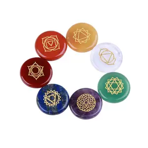 Vente en gros de pierres précieuses en cristal naturel coloré, sept chakras rune pierres précieuses Reiki pierres en cristal naturel populaires pierres de guérison