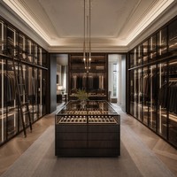 Système de dressing modulaire sur mesure avec portes en verre fumé et îlot de rangement pour montres, mobilier de suite de dressing principale