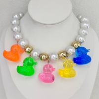 Collier en forme de cœur coloré en résine et alliage, avec pendentif canard coloré et perles dorées épaisses – Cadeau idéal