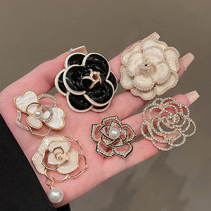 WEGOODZF Broche de Camelia con Diamantes de Imitación y Perlas, Accesorio de Moda para Zapatos, Broche de Rosa Multicapa para Mujer - Product Image 1