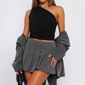 Top estivo da donna con design unico sulle spalle, abbinato a una <span class=keywords><strong>maglietta</strong></span> base e un outfit a schiena scoperta. - Product Image 5