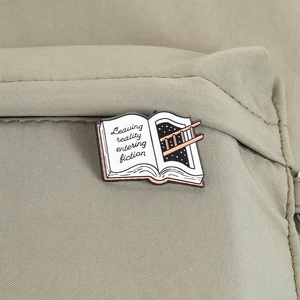 Creatieve boeken emaille pinset: De realiteit verlaten, de fictie binnenkomen. Metalen badge, elegante lees-pin, accessoire, cadeau. - Product Image 4