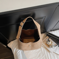 Fournisseur de sacs hobo en faux daim en gros, ensemble de 2 sacs à main en cuir végétalien avec faible MOQ 5 pour la distribution mondiale