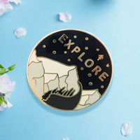 Badges en émail métalliques personnalisés en gros – Motifs floraux et fruités, badges de revers avec logo personnalisé, finition peinte plaquée, forme artistique, objets de collection