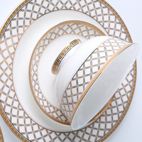 Service de table de restaurant de luxe en porcelaine osseuse de style moderne vaisselle en porcelaine avec bordure dorée stockée en céramique
