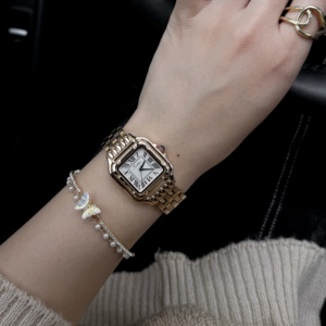Montre à quartz pour femme Scottie 9100, bracelet en acier inoxydable, boîtier carré, fermoir papillon, étanche 3 ATM, or jaune, chiffres romains - Product Image 5