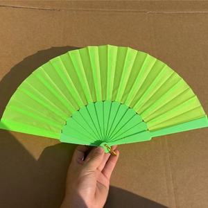 Offre Spéciale Logo personnalisé Portable Petit Folk Art Handfan Bambou sculpté avec un design traditionnel pour les mariages - Product Image 4