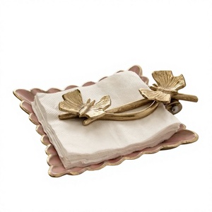 Panier à serviettes en laiton glamour avec motif papillon doré et bord festonné rose – Décoration de table pratique - Product Image 1