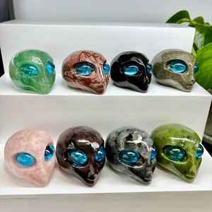 Crânes d'Aliens Sculptés en Cristal Naturel et Pierres Semi-Précieuses, Ornements en Cristal Sculpté pour la Décoration de Bureau - Product Image 1