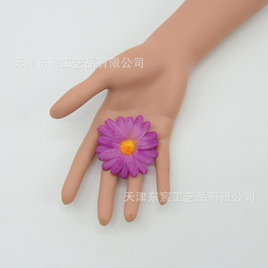 Fleurs artificielles en polyester colorées de 6 cm de la marque Dongchen Crafts, idéales pour la décoration de mariage, la décoration de la maison et les accessoires pour cheveux. - Product Image 2
