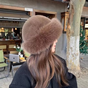 Gorro de invierno de piel sintética grueso y cálido con orejeras, gorros de nieve y esquí de color liso, calentador de orejas esponjoso, gorro de piel sintética de zorro para mujer - Product Image 2