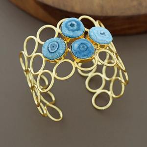 Bracelet manchette cercle doré en laiton poli multicolore avec pierre Druzy, finition toucher réel, style imitation antique pour femme - Product Image 2