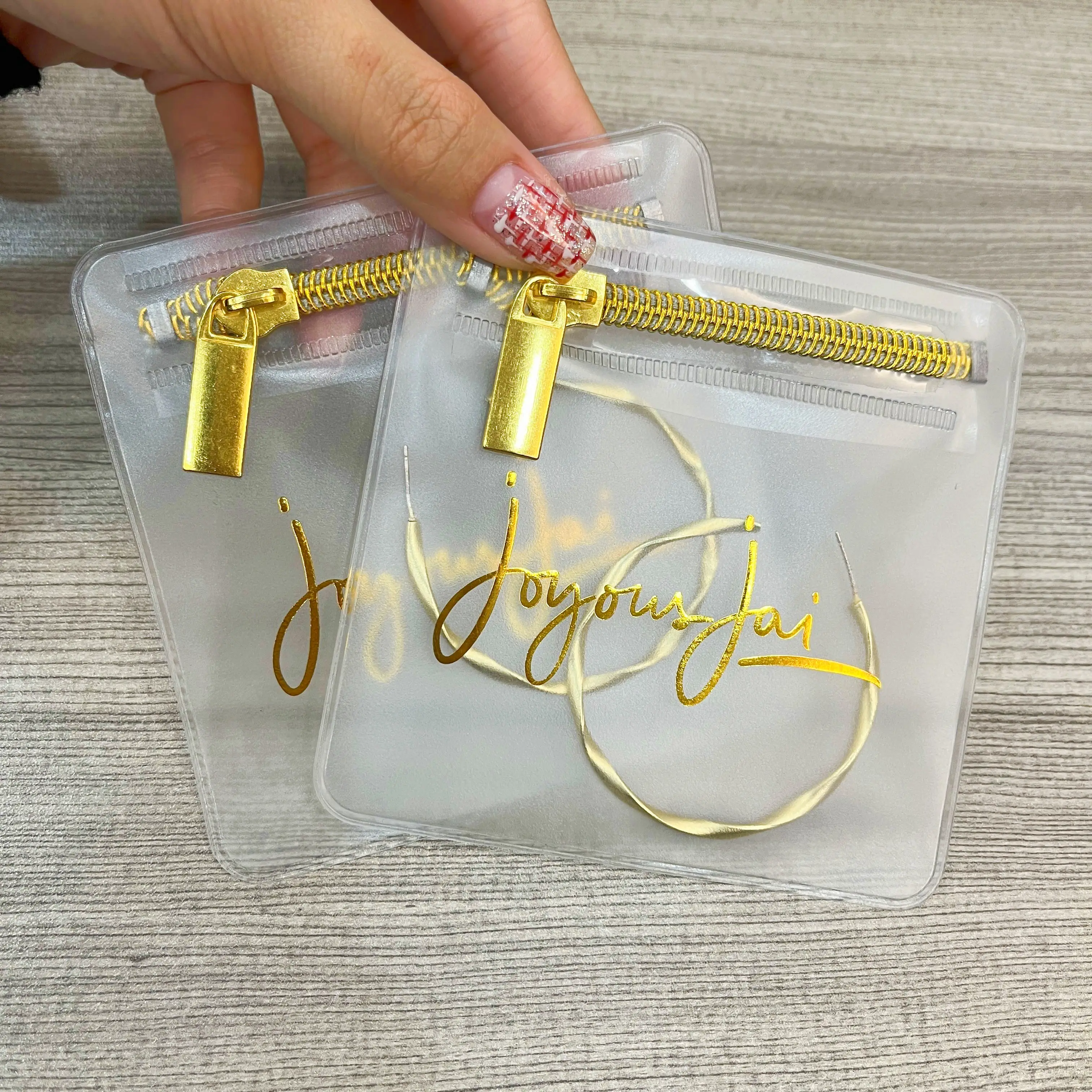 Bolsa de joyería pequeña esmerilada con logotipo dorado personalizado, bolsa de plástico con cremallera, a granel, alta calidad