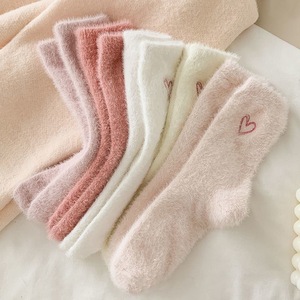 Chaussettes de nuit chaudes pour femme, mi-mollet, doublées polaire, épaisses, en fausse fourrure de vison, motif cœurs, absorbantes, en jacquard, collection automne/hiver - Product Image 1