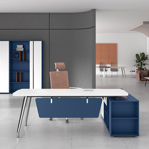 Escritorio ejecutivo moderno de madera de lujo con gabinete lateral para directores de empresas, gerentes y jefes - Product Image 1