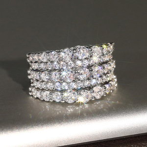 Anello Geometrico Rotondo Multistrato con Zirconi, Gioiello da Mano Elegante e Brillante per Donne - Product Image 1