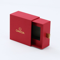 Boîte cadeau de luxe rouge pour montre avec revêtement en velours, insert en mousse EVA, matériaux recyclés, gaufrage et pelliculage mat