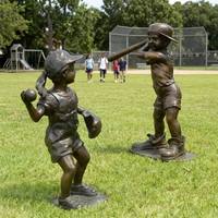 Sculpture de groupe de deux enfants jouant au baseball en bronze, style antique grandeur nature, pour terrain de sport, statue en bronze