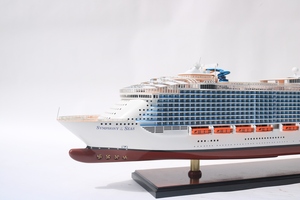 โมเดลเรือสำราญ Symphony of the Seas ของ GIA NHIEN รุ่นพรีเมียม ทำจากไม้แกะสลักและทาสีด้วยมือ สำหรับตกแต่งบ้านหรือสำนักงานสไตล์ทะเล - Product Image 3