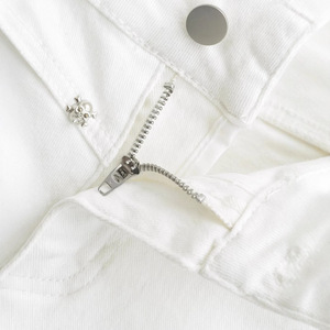Nouveau style de short en <span class=keywords><strong>jean</strong></span> personnalisé, coupe mi-skinny, orné de rivets, avec ceinture, qui flattere la silhouette et s'adapte aux hanches, tendance - Product Image 2
