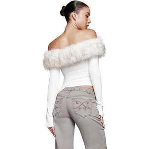 เสื้อครอปแขนยาวเปิดไหล่สีขาว ผ้าริบเนื้อนุ่ม สไตล์ Y2K สำหรับผู้หญิง ผลิตจากผ้าสแปนเด็กซ์และโพลีเอสเตอร์ ความยาวสั้น - Product Image 5