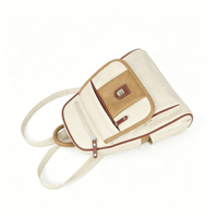Sac à dos décontracté pour femme en cuir PU souple, portable, multi-poches zippées, avec compartiments latéraux pour bouteille d'eau et appareil photo, idéal pour les trajets quotidiens.