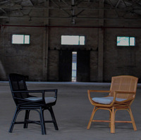 Chaise de salle à manger en rotin noir naturel avec dossier en cannage quadrillé et coussin en lin doux, style Wabi-sabi, mobilier minimaliste pour café et maison