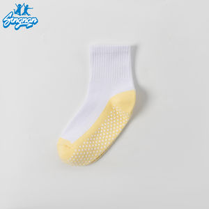 Calcetines de trampolín para niños en stock al por mayor, bloque de colores, nuevos calcetines populares para estudiantes, calcetines deportivos con agarre, calcetines de silicona para zapatillas - Product Image 6